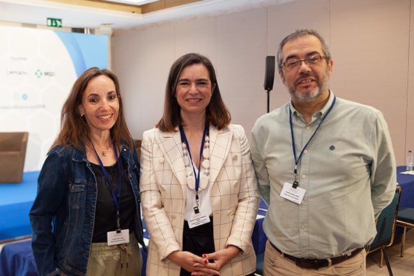 Susana Urrutia, jefa de Servicio de Farmacia Hospitalaria de la Clínica Ercilla Mutualia; Cecilia Martínez, presidenta de la SEFH; e Ismael Escobar, jefe de Servicio de Farmacia del Hospital Infanta Leonor.