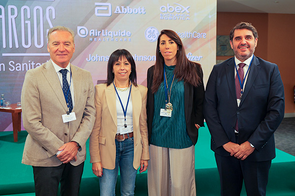 Julio de la Rosa, Beatriz as Heras, directora de la Delegación de Castilla y León de Air Liquide Healthcare; María Balabasquer, responsable de Acceso al Mercado de Air Liquide Healthcare; y Manuel Pacheco, director de Terapias Respiratorias de Air Liquide Healthcare. 