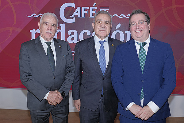 Enrique Guilabert, tesorero del Cgcom; José María Rodríguez y Graciliano Estrada, presidente del Colegio Oficial de Médicos de Segovia.