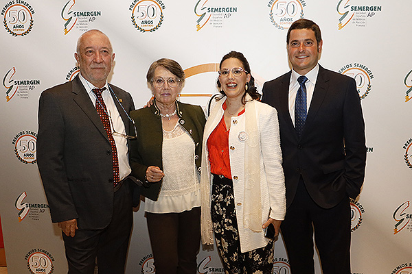 Alfonso Barquilla, tesorero nacional Semergen, junto a su acompañante; y la vicepresidenta de Semergen Extremadura, María Carretero, junto a su acompañante.