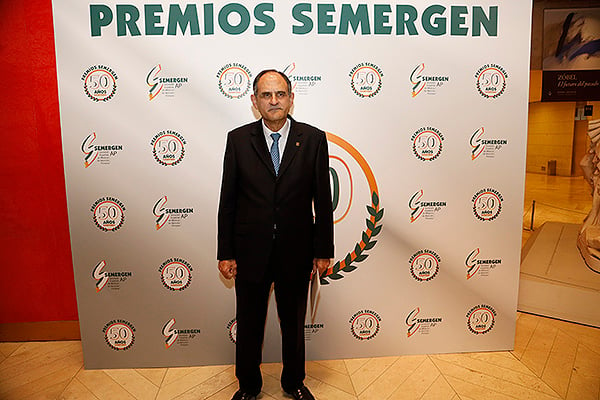 José Polo posa en el photocall del 50º aniversario de Semergen.