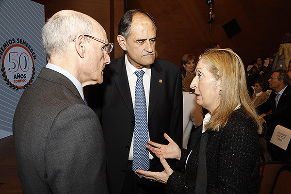 Rafael Bengoa, José Polo y Ana Pastor charlan antes del inicio de la gala.