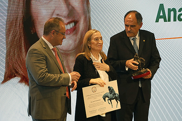 Ana Pastor recibe uno de los premios de Semergen.