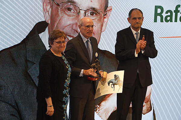 Rafael Bengoa recibe el premio otorgado por Semergen.