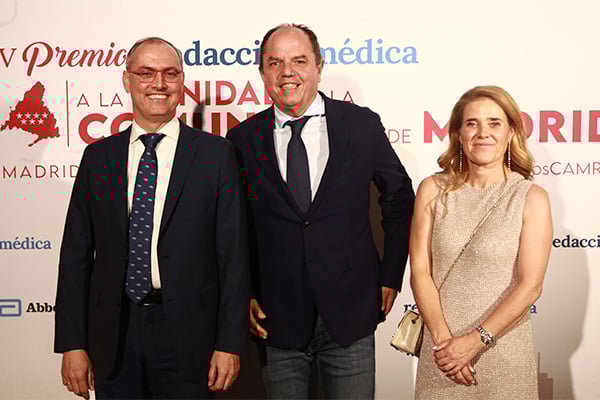 Juan María Beitia, vocal de la Junta Directiva de la Sociedad Madrid Castilla-La Mancha de Alergología e Inmunología Clínica; Anotnio Moreno, presidente de la Sociedad Madrid Castilla-La Mancha de Alergología e Inmunología Clínica; y Carolina Figueroa, adjunta de Enfermería, Gestión de Urgencias, emergencias y transportes sanitarios del Servicio de Salud de Catilla-La Mancha.