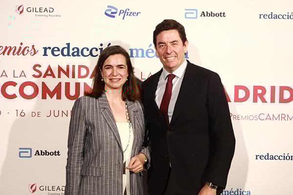 Cecilia Marínez Fernández-Llamazares, presidenta de la Sociedad Española de Farmacia Hospitalaria (SEFH); y Manuel Martínez del Peral