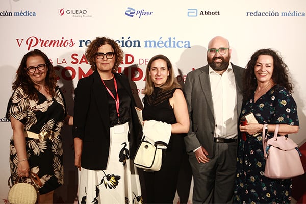 Blanca Pérez, directora de Gestión del Hospital Virgen de la Poveda; Elena Fernández; Rebeca Saez, directora de enfermería del Hospital Virgen de la Poveda; Alejandro Lendínez, gerente del Hospital Virgen de la Poveda; y Carmen Lobo, directora de Enfermería del Hospital Gregorio Marañón.