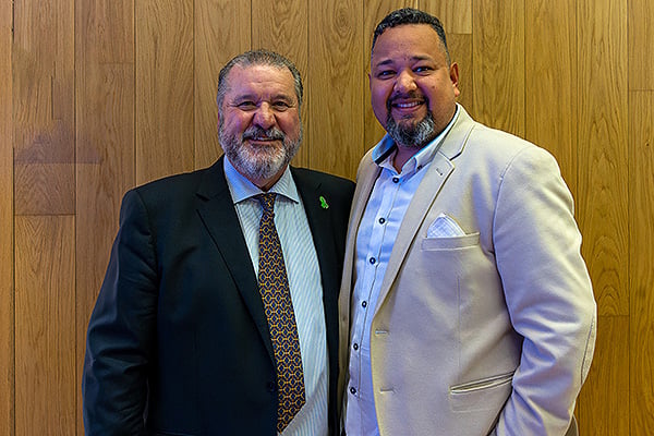Carlos Bastida junto al ganador de la beca, Keith Albert Foo.