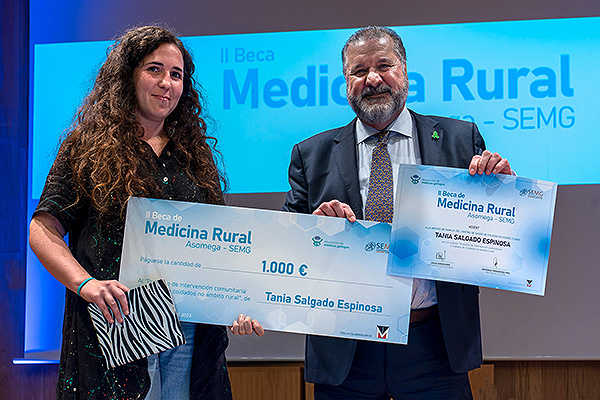 Carlos Bastida, presidente de SEMG Galicia, entrega el segundo accésit a Tania Salgado, de Folgoso do Courel.