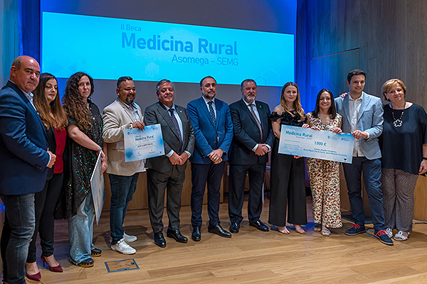 Foto de familia de los reconocidos con la II Beca de Medicina Rural.