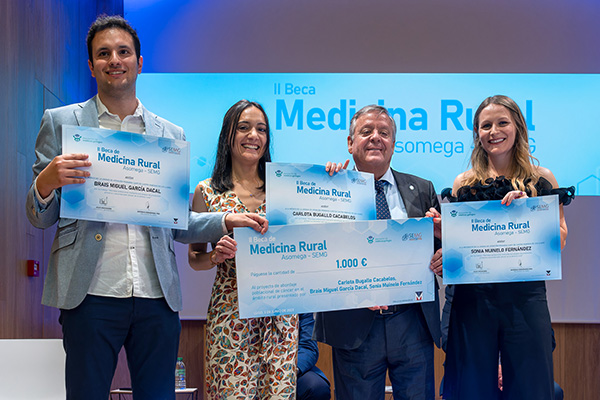 Julio Ancochea, presidente de Asomega, entrega el primer accésit a Brais Miguel López, Carlota Bugallo y Sonia Muinelo.