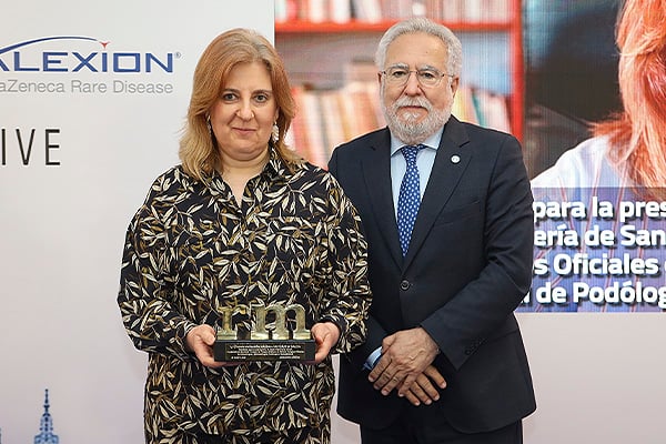 Miguel Ángel Santalices, presidente del Parlamento de Galicia, entrega el premio a María Jesús Rúa Moure. Subdirectora General de Régimen Jurídico y Administrativo de la Secretaría General Técnica de la Consellería de Sanidad de Galicia.