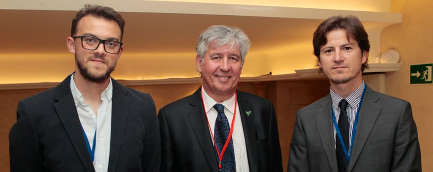 Carlos Cristóbal, jefe de sección de Nacional en Redacción Médica; Javier Marión, gerente del Servicio Aragonés de Salud y Óscar López, director de Publicaciones de Sanitaria 2000.