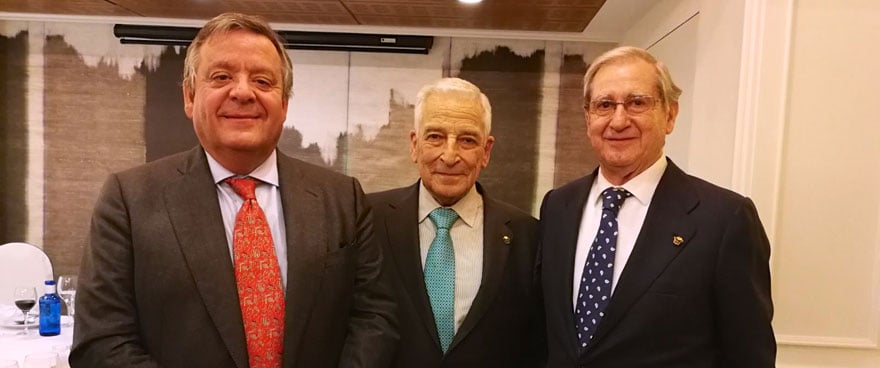Julio Ancochea, presidente de Asomega; Miguel Carrero, presidente de Previsión Sanitaria Nacional (PSN); y Gonzalo Rodríguez Mourullo, profesor emérito de la Univesridad Autónoma de Madrid. 