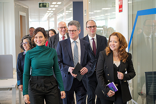 Díaz Ayuso, Padraic Ward, presidente ejecutivo de Roche Farma Internacional; y Fátima Matute, consejera de Sanidad de la Comunidad de Madrid, visitan las instalaciones de Roche.