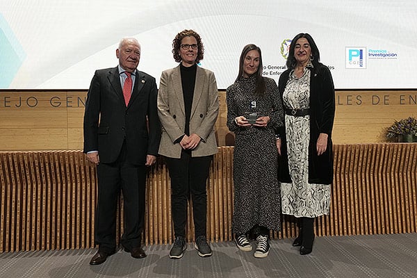 Florentino Pérez Raya; Paola Galbany, presidenta del Colegio de Enfermeras y Enfermeros de Barcelona (COIB); Laura Cabrera Jaime; y Raquel Rodríguez Llanos, vicepresidenta I del CGE.