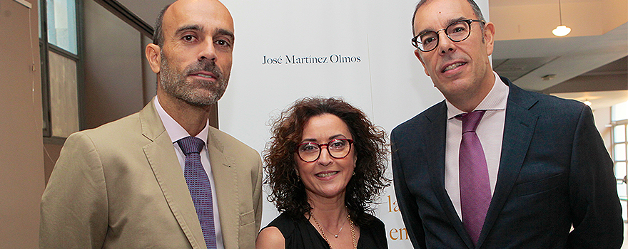 Roberto López; Isabel Baena, viceconsejera de Salud Junta de Andalucía; y Francisco Fernández, director de Comunicación de Farmaindustria.