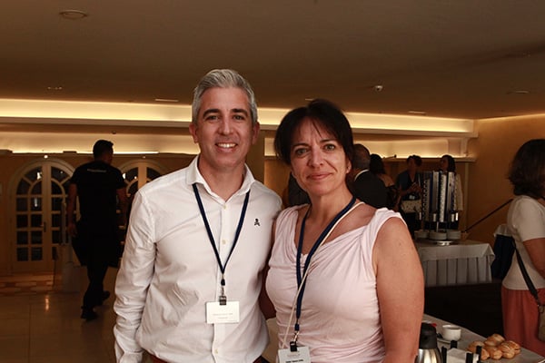 Pablo Rodríguez, vocal de Farmamundi; y Emilia Roldán, responsable de Farmacia del Centro Médico Fraternidad - Mupresp.