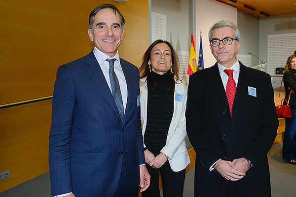 Juan Yermo, director general de Farmaindustria; Amelia Martín, irectora del departamento de Investigación Clínica y Traslacional de esta compañía; y Jesus Ponce, presidente.