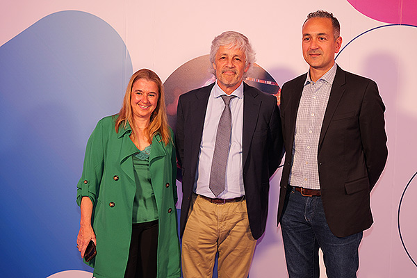 Natividad Calvente, José María De la Torre Hernández, vicepresidente de la Sociedad Española de Cardiología; y Mourad Abounakr, director de la Unidad Cardiovascular de Novartis España.