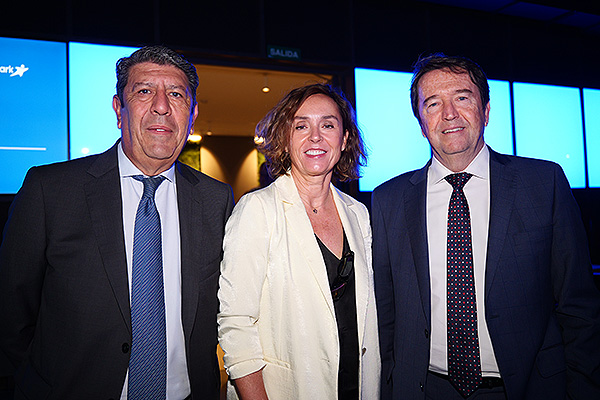 Manuel vilches, vicepresidente ejecutivo de Digital Prescription Services; Elisa tarazona, consejera delegada del Grupo Ribera Salud; y Luis Monset, presidente de ACES.