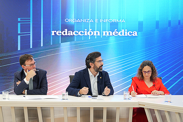 Santiago Bonanad, Francisco José Sánchez y Noemí Cívicos durante el debate, celebrado en el plató de Redacción Médica.
