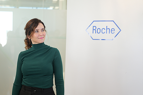 Isabel Díaz Ayuso, durante su visita al centro tecnológico de Roche.