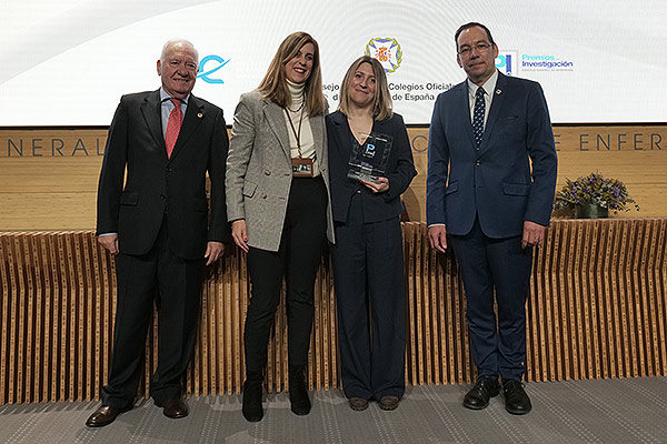 Florentino Pérez Raya, Idoia Pardavilla, vocal del Colegio de Enfermería de Navarra; Ruth Reinaldo Iriso; y José Luis Cobos, vicepresidente III del CGE. 