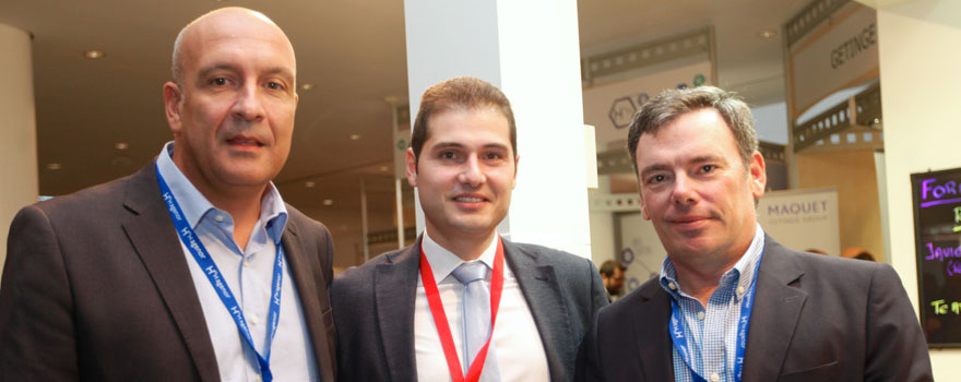 Raúl González (en el centro), delegado de Veolia; Miguel Cobeña, a la izquierda, y Enrique Sánchez-Capuchino, a la derecha, jefe de mantenimiento y director del Hospital Infanta Leonor de Madrid.