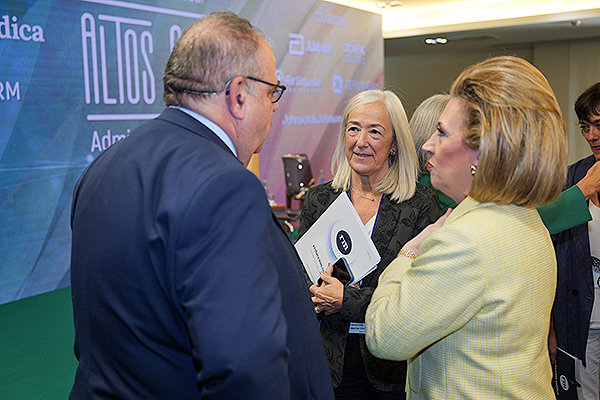 Alejandro Vázquez charla con Estrella López-Pardo, subdirectora de Humanización, Calidad y Atención al Ciudadano del Área Sanitaria de Ferrol del Servicio Gallego de Salud; y Violeta Martínez.