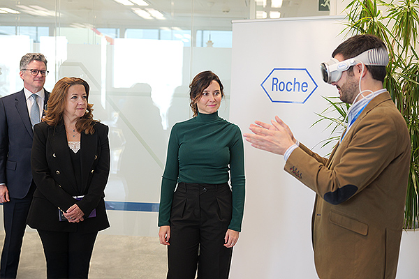 Ward, Matute y Ayuso conocen el proyecto de realidad aumentada de Roche.