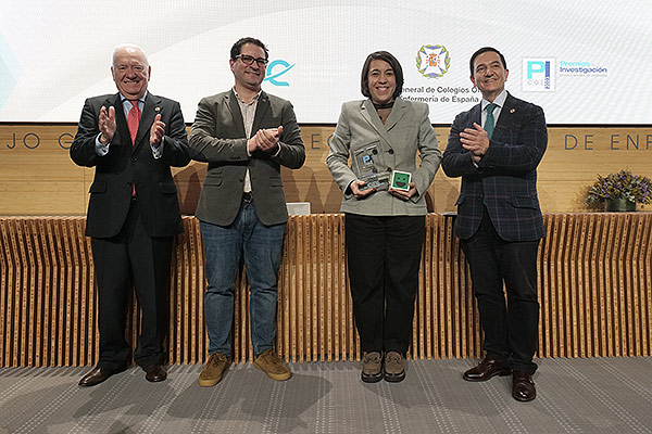 Florentino Pérez Raya; Esteban Gómez, presidente del Colegio de Enfermería de Asturias; María González García; y Diego Ayuso, secretario general del CGE. 