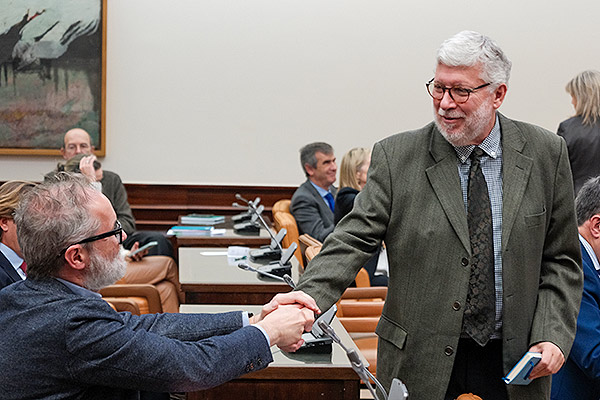 Rafael Cofiño saluda a Agustín Santos.