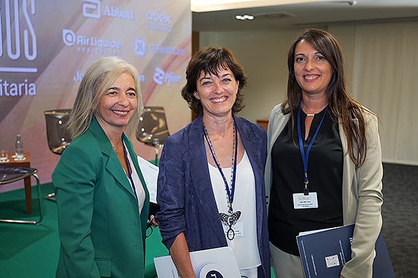 Celia Fernández, directora General de Asistencia Sanitaria y Resultados en Salud del Servicio Andaluz de Salud; Corpus Gómez, gerente de Atención Hospitalaria del Servicio Riojano de Salud; e Irene Marín, directora General de Atención Hospitalaria del Servicio Murciano de Salud.