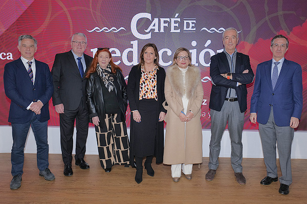 José Jolín, gerente de Asistencia Sanitaria de Palencia; Alfonso Rodríguez-Hevia, gerente del Hospital Universitario de León; Teresa Cuesta, directora médico de Asistencia Sanitaria de Palencia; Isabel Martiño, directora gerente de Asistencia Sanitaria de Ávila; Montserrat Chimeno, gerente de Asistencia Sanitaria de Zamora; José Antonio Visedo, gerente del Hospital Santos Reyes; y Alberto Caballero, director gerente de la Fundación Instituto de Estudios de Ciencias de la Salud de Castilla y León.