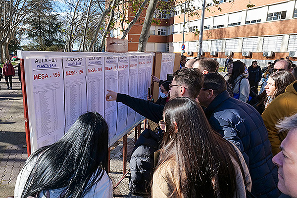 Los opositores comprueban el aula de examen.