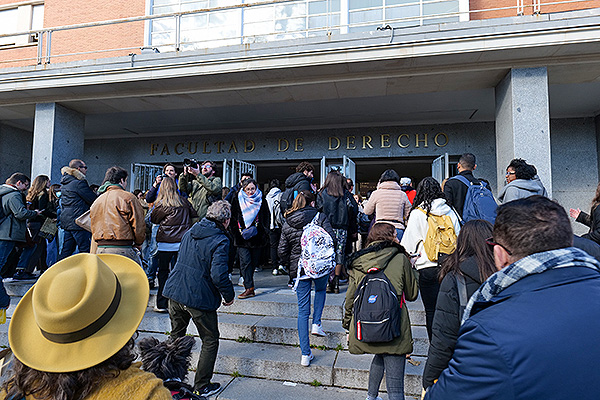 Los candidatos comienzan a entrar en la Facultad de Derecho de la UCM.