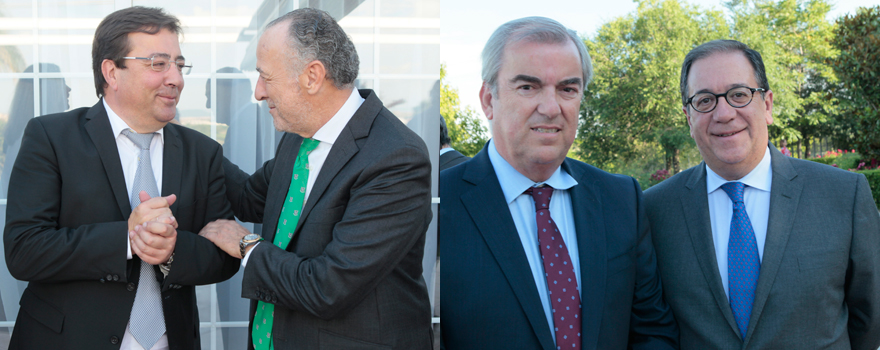 José María Pino saluda a Guillermo Fernández Vara. A la derecha, el director general de Asistencia Sanitaria del SES, Vicente Alonso, con Cecilio Venegas, presidente del Colegio de Farmacéuticos de Badajoz.