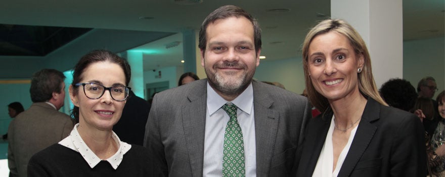 Isabel Perancho, directora general de Planner Media; Antonio González, del Departamento de Comunicación de Farmaindustria; y Ruth Ruiz, directora de Comunicación de Fenin.