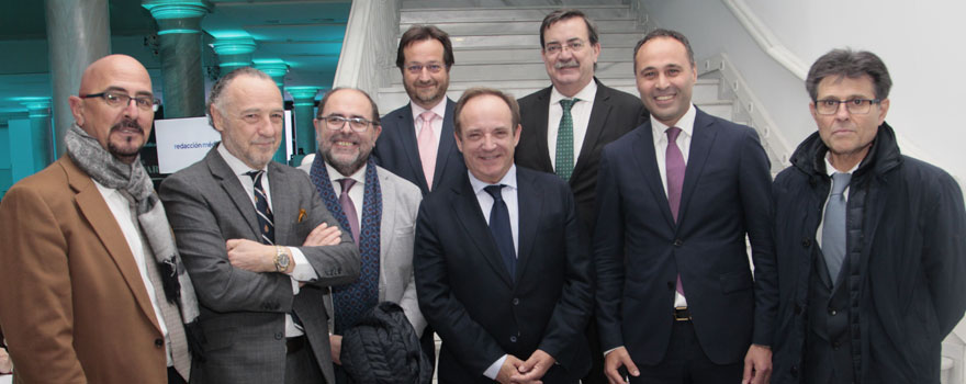 César Pascual, director general de Asistencia Sanitaria de la Consejería de Sanidad de Madrid; José María Pino, presidente de Sanitaria 2000; Carlos Moreno, director general de Ordenación Profesional del Ministerio de Sanidad; Fernando Prados, viceconsejero de Humanización de la Asistencia Sanitaria de la Consejería de Sanidad de Madrid; José Javier Castrodeza, secretario general de Sanidad; Manuel Molina, viceconsejero de Sanidad de la Comunidad de Madrid; Ahmed Hababou, director general de Carburos Metálicos y Humberto Arnés, director general de Farmaindustria.