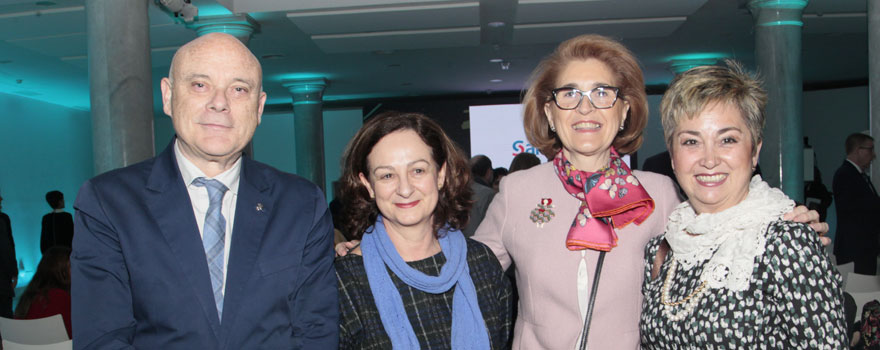 Aquilino García, vocal de Alimentación del Consejo General de Farmacéuticos; Gracia Álvarez, secretaria de Salud de UGT;  María Ángeles García Pérez, madre de Marián García, y Emilia Redondo, delegada sindical en Madrid de UGT.