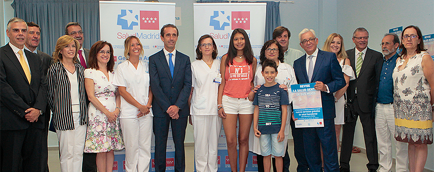 Foto de familia de autoridades , personal sanitario y pacientes.