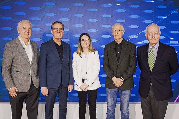 Enrique Castellón; Alan Milburn; Julia Roiz, periodista en la sección de Empresas de Redacción Médica; José Manuel Freire; e Ignacio Riesgo