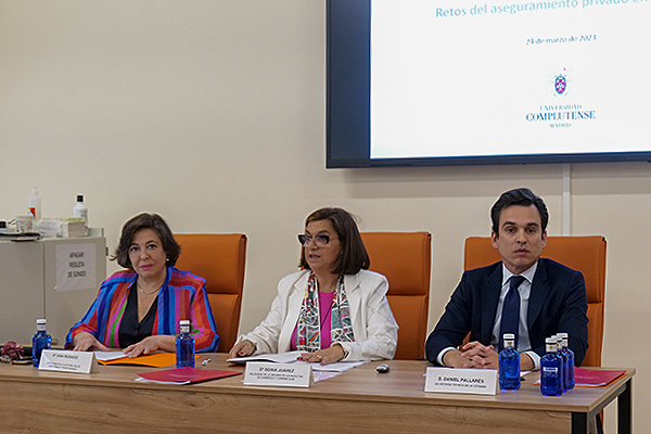  Ana Rosado, directora de la Cátedra Salud Sostenible y Responsable; Sonia Juárez, delegada de la decana de la Facultad de Comercio y Turismo de la Universidad Complutense de Madrid; y Daniel Pallarés, secretaría técnica de la Cátedra.