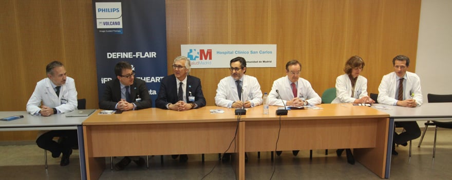 Los representantes del estudio y del centro hospitalario durante el acto de presentación