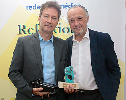 Carlos Alberto Arenas recoge el XVI Premios Reflexiones de la mano de José María Pino.