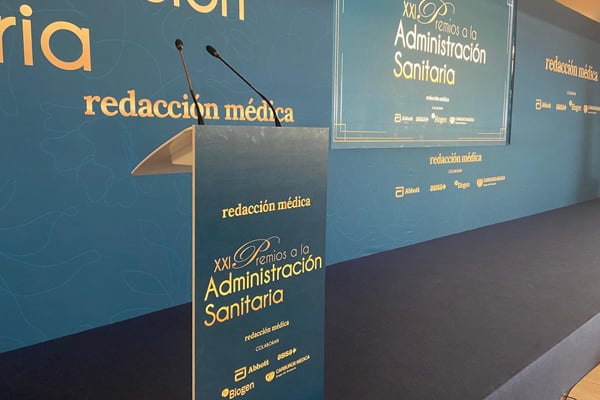 Atril y escenario de los XXI Premios a la Administración Sanitaria