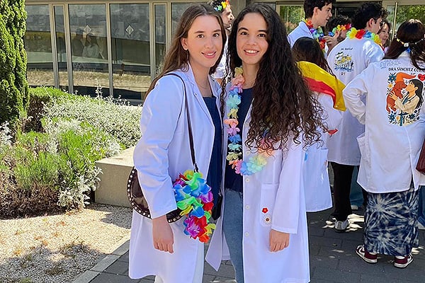 Belén López junto a su hermana.