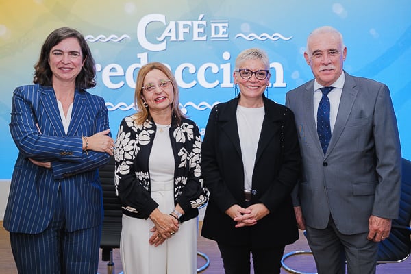 Cecilia Martínez, presidenta de la Sociedad Española de Farmacia Hospitalaria; Montserrat Chimeno, presidenta de la Sociedad Española de Medicina Interna; y Enrique Guilabert, tesorero de la Organización Médica Colegial.