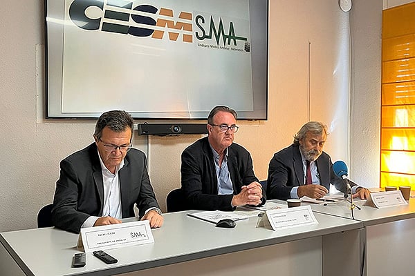 Rafael Ojeda, presidente del SMA; Víctor Pedrera, secretario general de la Confederación Estatal de Sindicatos Médicos (CESM); y Miguel Lázaro, presidente de CESM.
